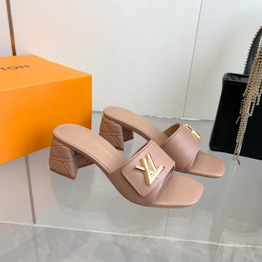 👟👟Ex-factory price 520👟👟 LV | Louis Vuitton ²⁰²³ 𝐬𝐬 🧡💚2️⃣0️⃣2️⃣4️⃣Early spring new model, top version⚠️ The counter features the latest models, square toe sandals, hard goods are new🆕 ❥Purchase level! Full of high-end feel! A popular model among bloggers at home and abroad, it’s retro and fashionable and looks amazing on your feet! Mainly recommended model on the official website★ ━━━━━ ЅᏇєєt ━━━━━ ▪️Upper: original cowhide + metal buckle ▪️Lining: imported goatskin lining ▪️Outsole: original Italian leather outsole ▪️Heel height: 5.5cm 9cm ▪️Shoe size: 35-39 (40 and 41 customized items are not returnable or exchangeable)